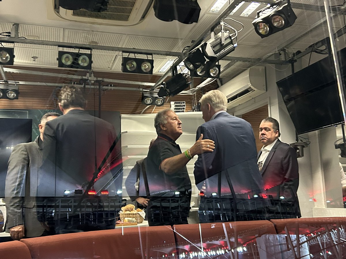 Zico passou o intervalo de Flamengo x Internacional no camarote em que está Carlo Ancelotti aqui no Maracanã