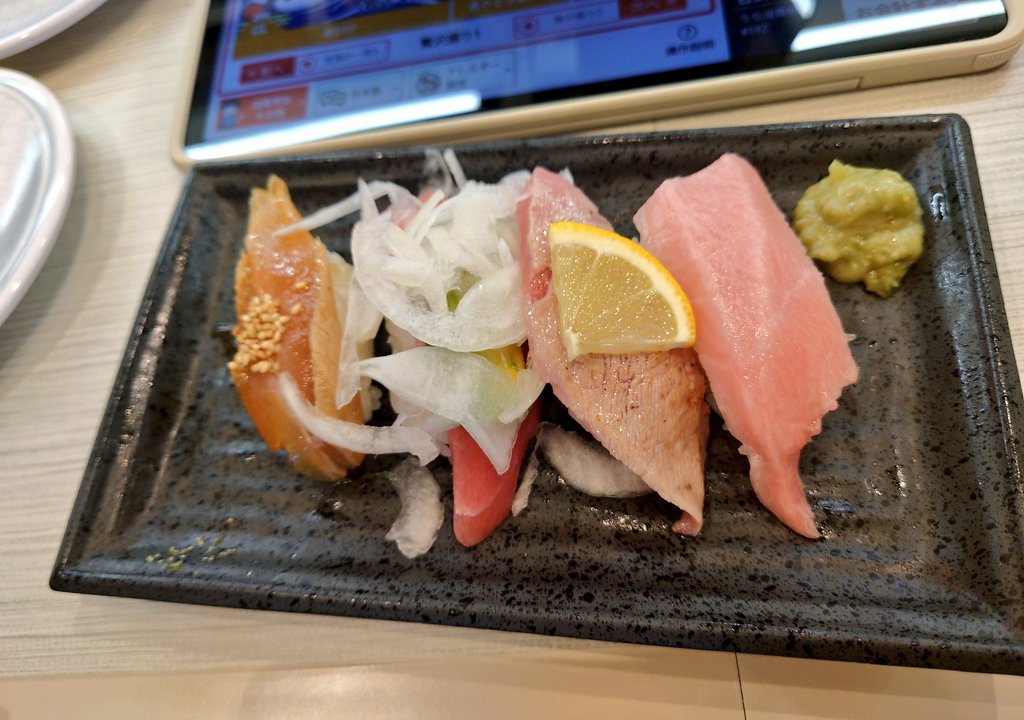 w2_k_h's tweet image. 北海道を満喫中🤗5日目

有珠山・昭和新山⛰️
海鮮　ウニ・アワビ・マグロ🐟️
サッポロクラシック🍻
お天気に恵まれた北海道旅行🌞
空の巣症候群のワイに楽しい日々をありがとうね🥹
何よりきみたちと過ごせて嬉しかったよー🤗健康に気をつけて頑張れ!!ファイト!!