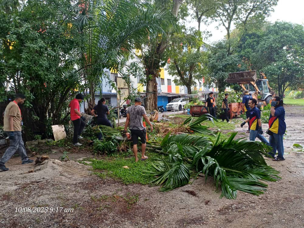 msumalaysiaFISE's tweet photo. On 10 August 2025, Titipan Kasih: Komuniti Hijau Subang Perdana brought MSU students, UM volunteers and locals together for a vibrant gotong-royong, transforming Flat Subang Perdana into a cleaner, greener space. 
#CSREnvironment  
#MSUMalaysia 
#MSUFISE
#MYPremierDigitalTech https://t.co/oM1cUDuo37