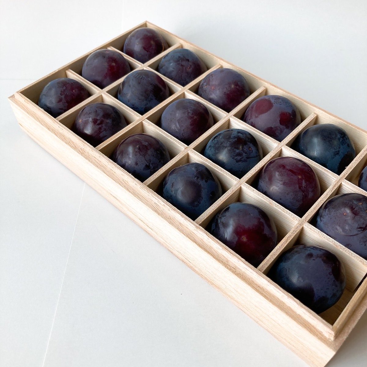 may_planning's tweet photo. ぶどう粒ギフト桐箱18粒🍇

1マス:35×35mm  3×6列=18粒

弊社オリジナル企画品です！
100個以上からご注文賜ります。
受注生産品の為、納期は都度確認致します。

お気軽にお問い合わせくださいm(_ _)m

#木箱 #ぶどう木箱 #ぶどう粒ギフト桐箱 #山梨 #メイプランニング https://t.co/m5VpoHMqFc