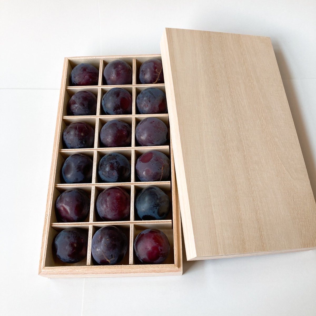 may_planning's tweet photo. ぶどう粒ギフト桐箱18粒🍇

1マス:35×35mm  3×6列=18粒

弊社オリジナル企画品です！
100個以上からご注文賜ります。
受注生産品の為、納期は都度確認致します。

お気軽にお問い合わせくださいm(_ _)m

#木箱 #ぶどう木箱 #ぶどう粒ギフト桐箱 #山梨 #メイプランニング https://t.co/m5VpoHMqFc