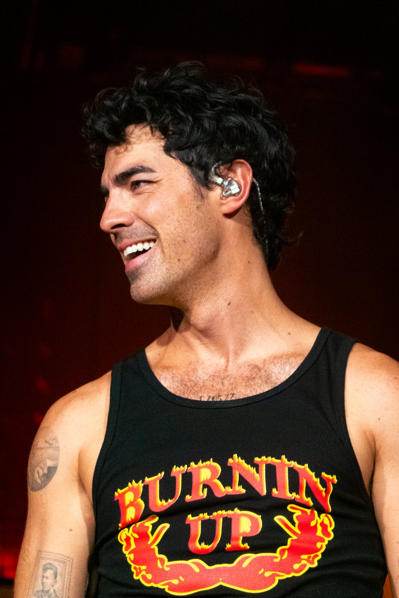 shotbymiranda's tweet photo. JOE JONAS! 

📸: me #joejonas #jonasbrothers https://t.co/isqPIfDupT