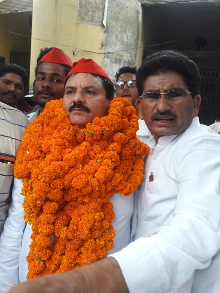 alam009x's tweet photo. मेरे मान और स्वाभिमान आदरणीय नेताजी (पिताजी) आपको जन्मदिन की बहुत-बहुत मुबारकबाद एवं बहुत बहुत बधाई 💐🎂💐
अल्लाह आपको सेहतमंद रखे और दुनिया की सारी खुशी नसीब एव तरक़्क़ी अता फरमाए आमीन! 

मु.रब्बुद्दीन नेताजी 
Happy birthday 🎂

@yadavakhilesh 
@samajwadiparty 
@rabuddinnetaji https://t.co/O2Ui0m4yqW