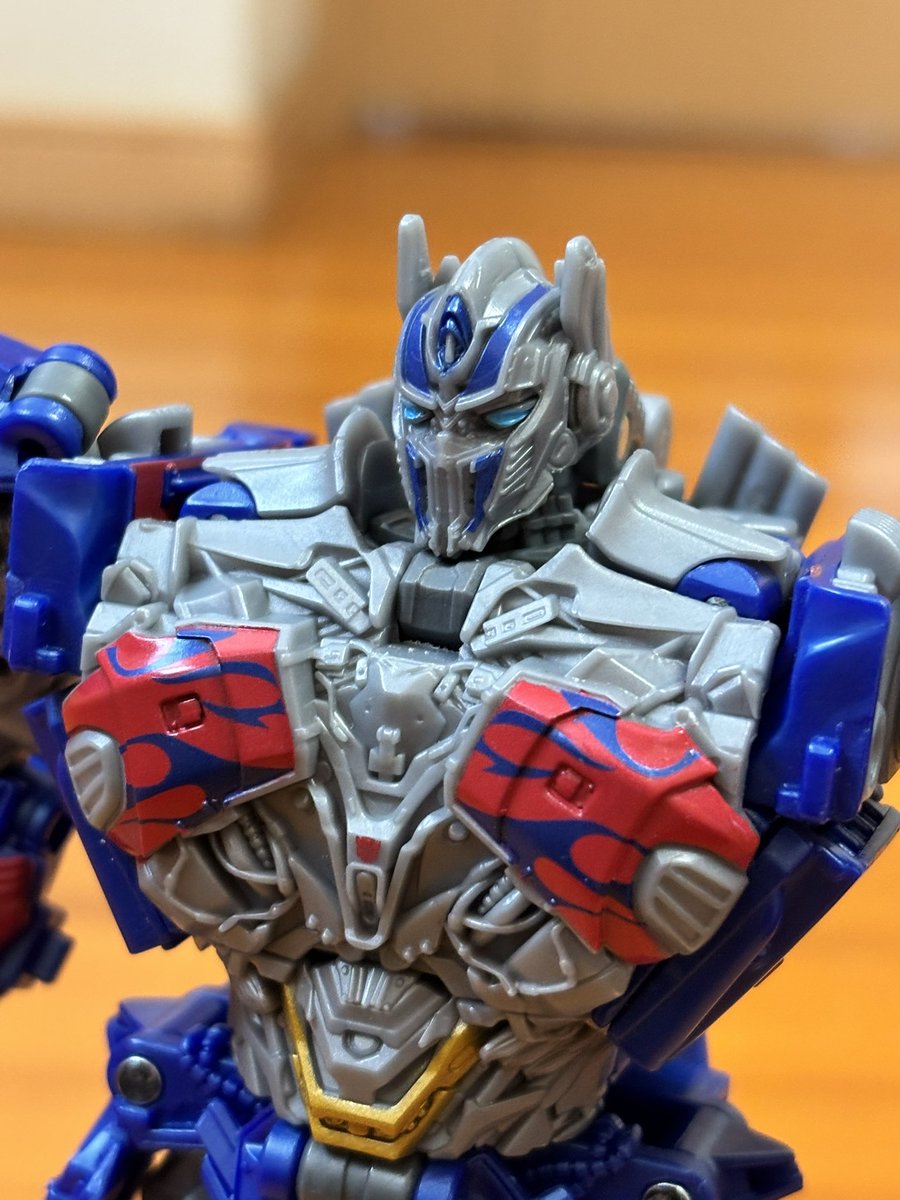 kamenwind's tweet image. TS-03 オプティマスプライム
ボンネットを外したあとの基部を首後ろの穴にスッキリ収められるの、狙ってなのか知らないけど何気にすごい