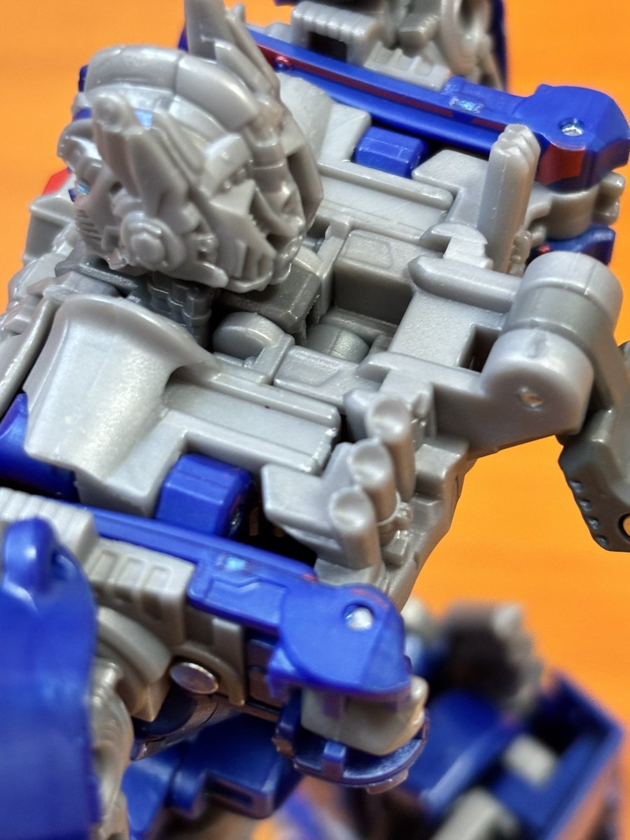 kamenwind's tweet image. TS-03 オプティマスプライム
ボンネットを外したあとの基部を首後ろの穴にスッキリ収められるの、狙ってなのか知らないけど何気にすごい