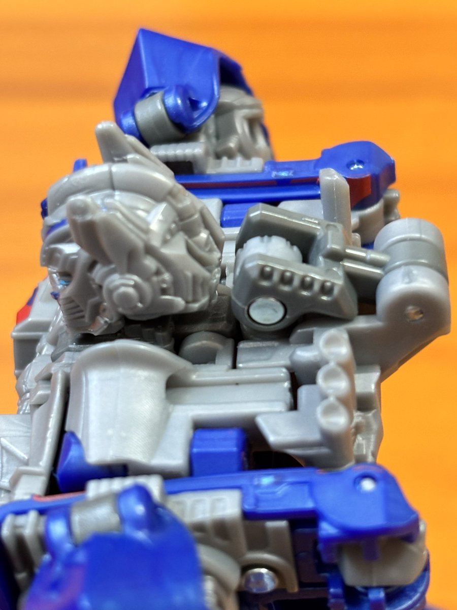 kamenwind's tweet image. TS-03 オプティマスプライム
ボンネットを外したあとの基部を首後ろの穴にスッキリ収められるの、狙ってなのか知らないけど何気にすごい
