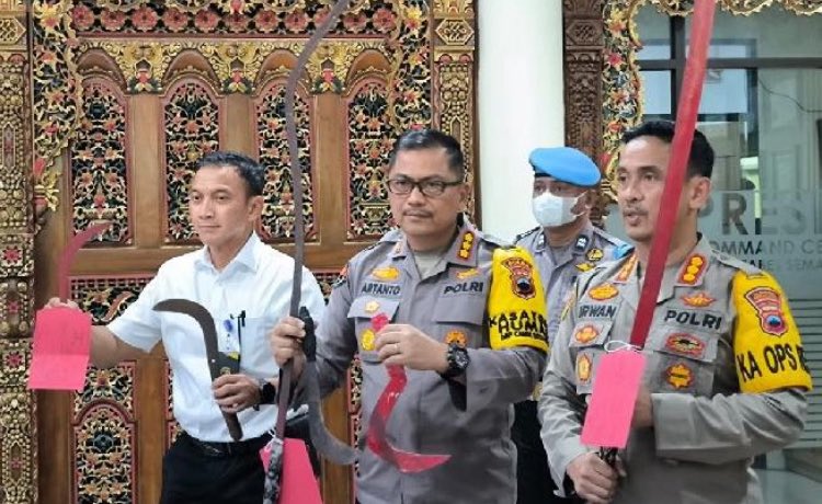 Asep Komarudin (@a_komarud) on Twitter photo Orang yang sama memberikan keterangan..... Orang yang sama memberikan keterangan.....