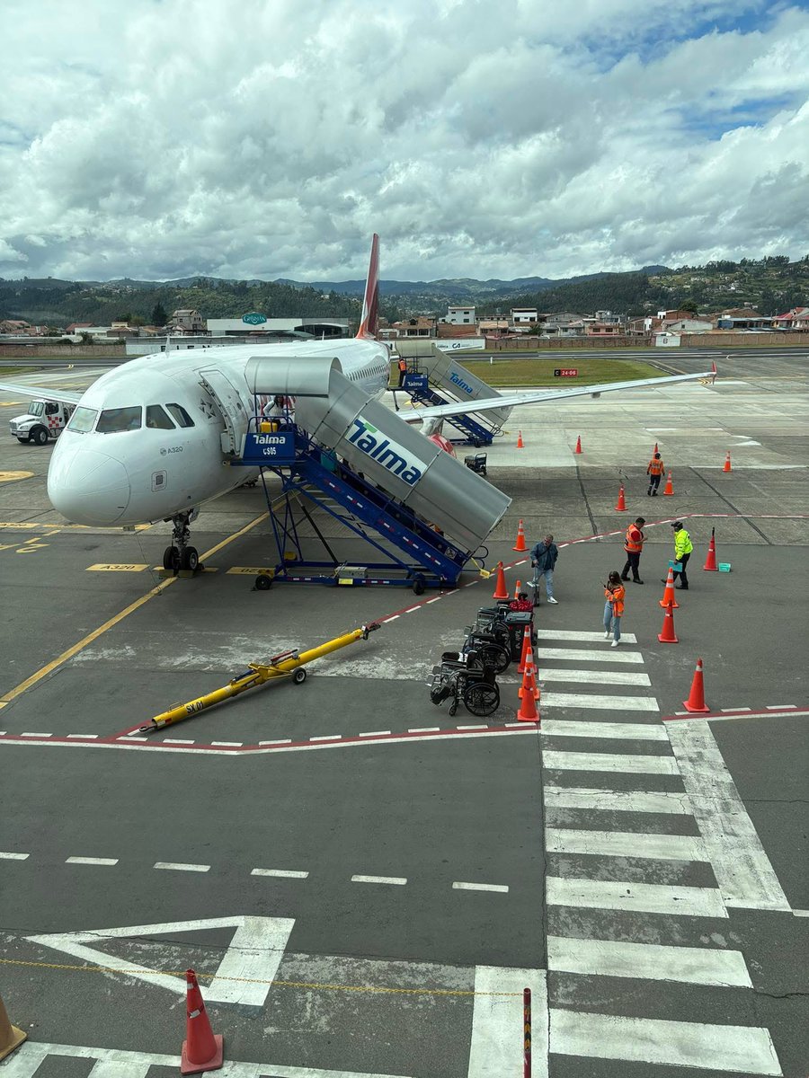#Conectividad | ✈️📈 ¡Atención viajeros! Los pasajes en la ruta Quito–Cuenca–Quito subirán de precio en los próximos días 😬💸.

El Decreto Ejecutivo 83 elimina el subsidio del 40% al combustible Jet A1 ⛽✂️, afectando directamente al Aeropuerto Mariscal Lamar.