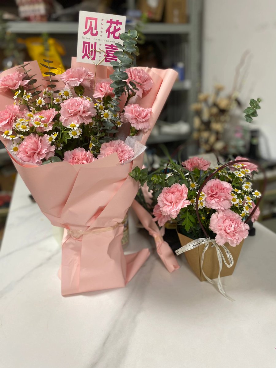 ピンクのカーネーションと小さなデイジーで、心もふんわり💐
癒しのひととき…今日もお花に感謝🌿☺️