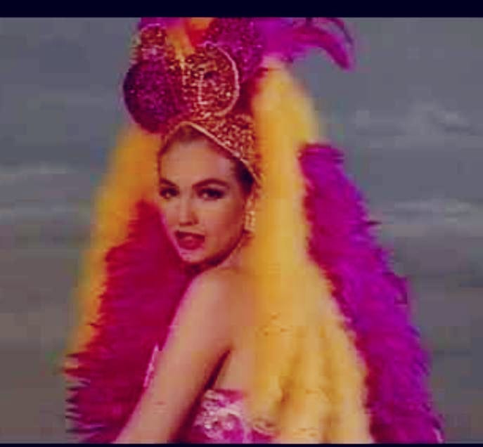 claucoronel84's tweet photo. La verdadera  showgirl @thalia https://t.co/d9AiBW0bCp