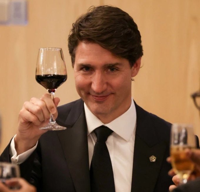 RedEagleUpdates's tweet image. Should Canada be forced to surrender its 14,200,000 acres of U.S. farmland and prohibited from acquiring any additional land?

A. YES 
B. NO