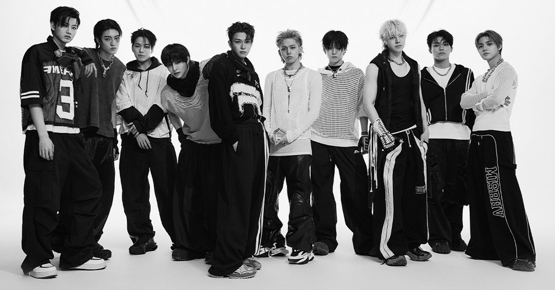 ป้าดดดดดดดดด คือหล่อแท้ TREASURE รูปนี้คือหล่อ ขนาดสีขาวดำแต่ความหล่อออร่าทะลุออกมาเลย 😍 ตื่นเต้นอยากให้ถึงวันคอนที่ไทยละ 🙏🏻