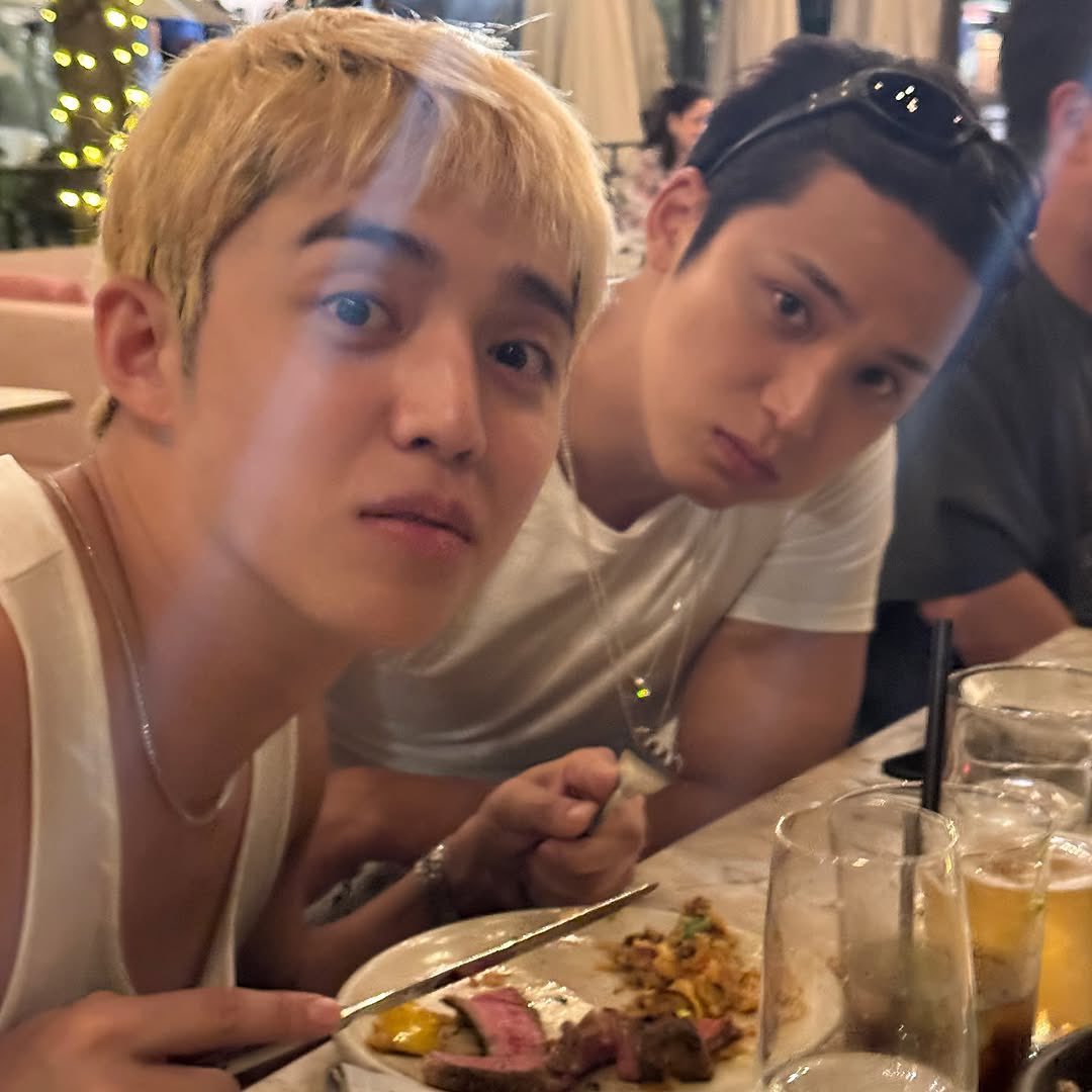 “มองขนาดนี้                                         “ได้เลยมั้ยครับ?”
ก็มานั่งโต๊ะเดียวกันเลยมั้ยครับ”