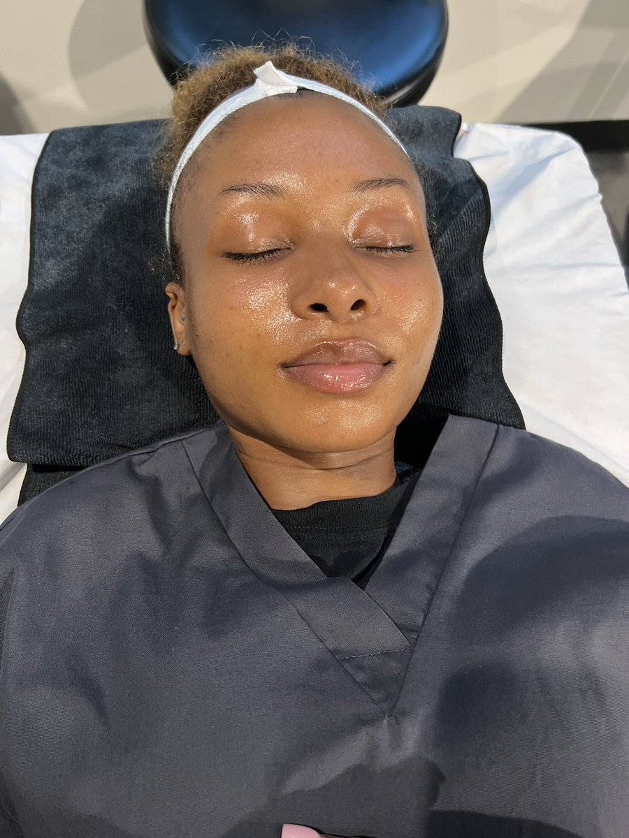RoseTevia's tweet photo. This classic 30 minute facial got a holistic twist by adding a Rose Quartz eye mask to reduce puffiness around the eyes. Known as the stone of love &amp; beauty step into your soft girl with one of signature crystal facials.🧖‍♀️🌹 https://t.co/mCvQ2Ieqhs