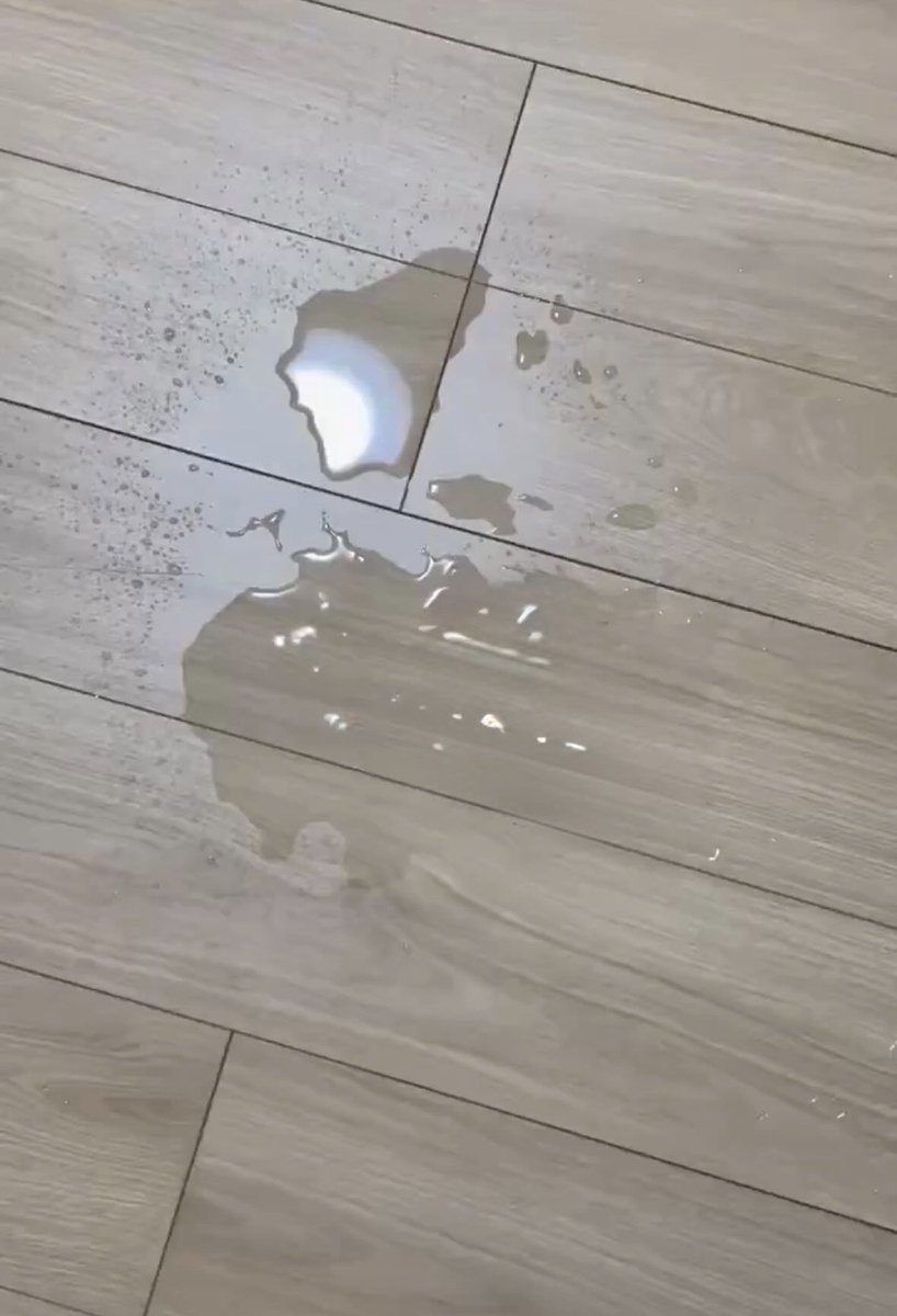 立ちバックしてたら潮吹かせちゃった笑