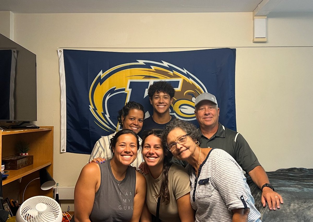 jeff_cain1's tweet photo. 3/3 have left the nest!
Keep working hard @ianjcain and do your thing. Love you boy! https://t.co/LIFKU3f4DC