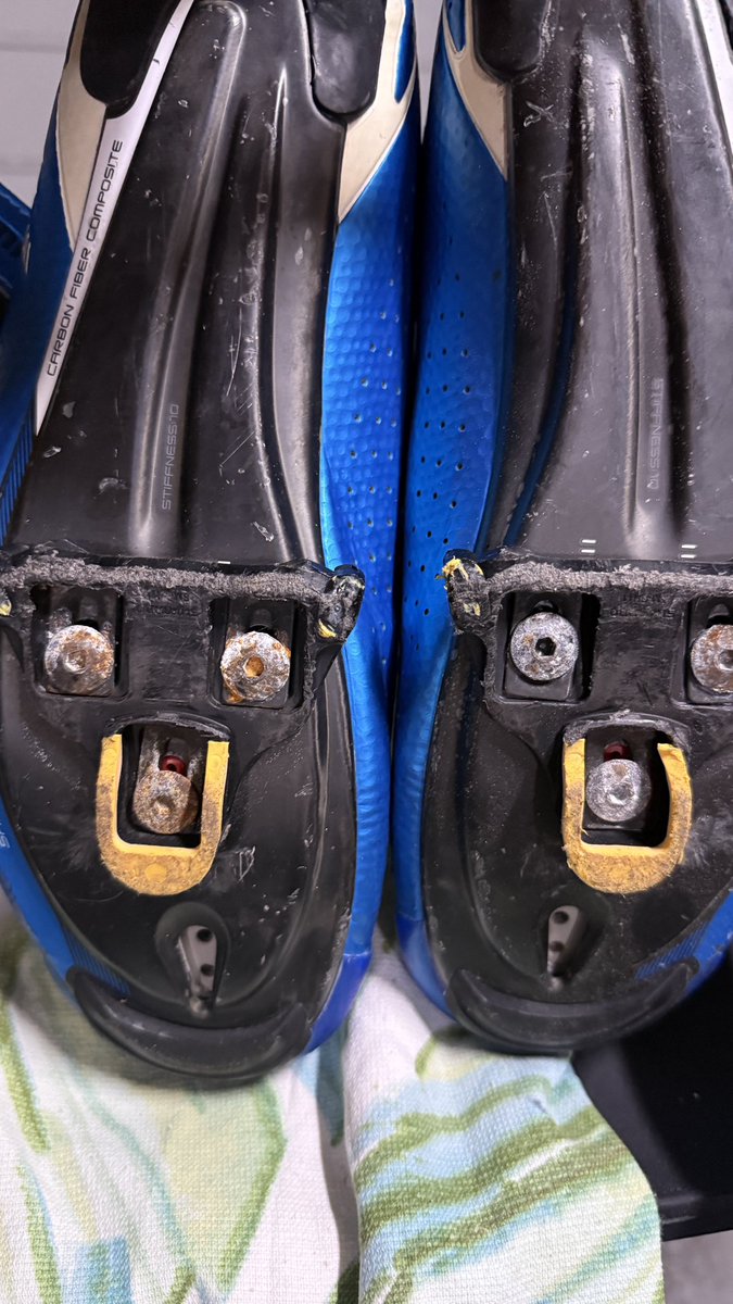 d_fitzhardinge's tweet photo. @TonyBoutagy and I shared a bottle of wine and a wide ranging discussion on the weekend. One of the topics was my sore knee. After some probing questions, he suggested checking that my cleats were even on my bike shoes. 
Sure enough. 
Gold star old friend. https://t.co/K9wNBquWrJ