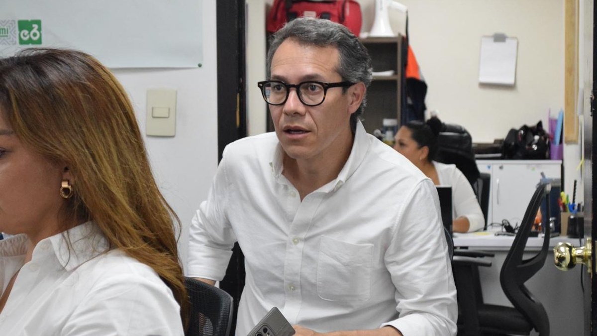 FernandoZarateS's tweet photo. Hoy, con el Mtro. Miguel Armando Montecino, Dir. Gral. de Seguridad Vial y Movilidad Sustentable, atendimos a vecinas y vecinos de #Anzures sobre transparencia y uso de recursos de parquímetros.
Seguiré dando acompañamiento y seguimiento a sus demandas.
#BienestarVecinal https://t.co/6UgHzzvk61