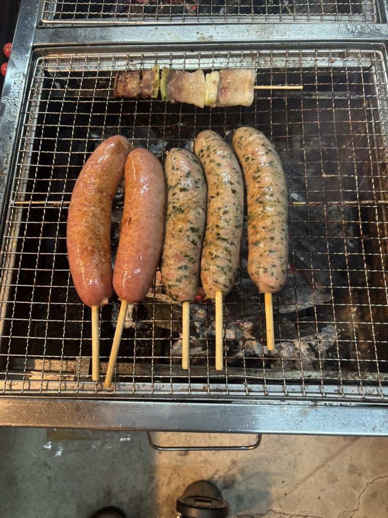 みー豚フランクを北海道へ
(勝手に宣伝してます)

BBQに誘われると勧誘しております。

やはり大好評は❗️

とよかわ大葉フランクです。

周りに聞くと大葉好きが多いですね👍

今年は売ることができませんでしたが来年こそ、北海道で出店したいと思います✨

#とよかわ大葉フランク