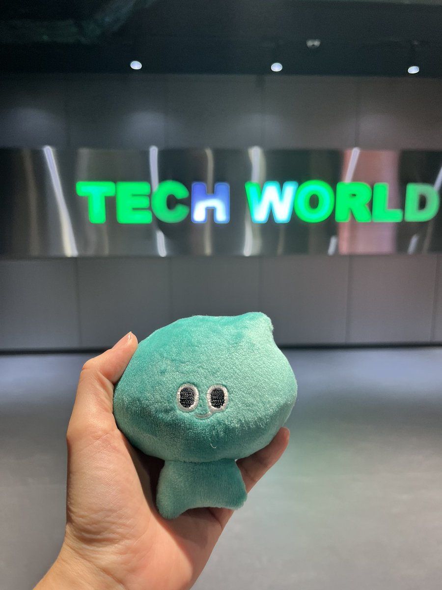 kagimuta's tweet image. スマートウォッチをつけてツアーに参加。脈拍？測定で、展示に対しての自分のときめきポイントを示してくれる。
そして、スタッフさん複数人に私も欲しいとか可愛いとか言われてたアウィーちゃん。
#TECHWORLD