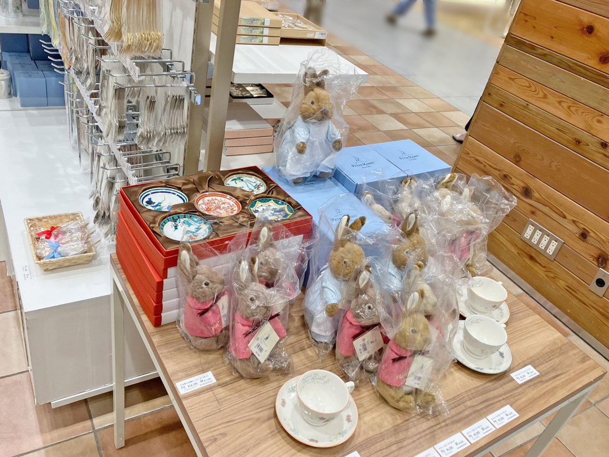 🎉本日オープン🎉
🐰#ピーターラビット™ HAPPY HOPPY MARKET🐰
🥕25/8/14(木)～8/20(水)
🥕京王聖蹟桜ヶ丘ショッピングセンター

お店の様子をお届け📸🎵
皆さまのご来店お待ちしています✨

⭐️marimocraft.co.jp/event/pr0814/