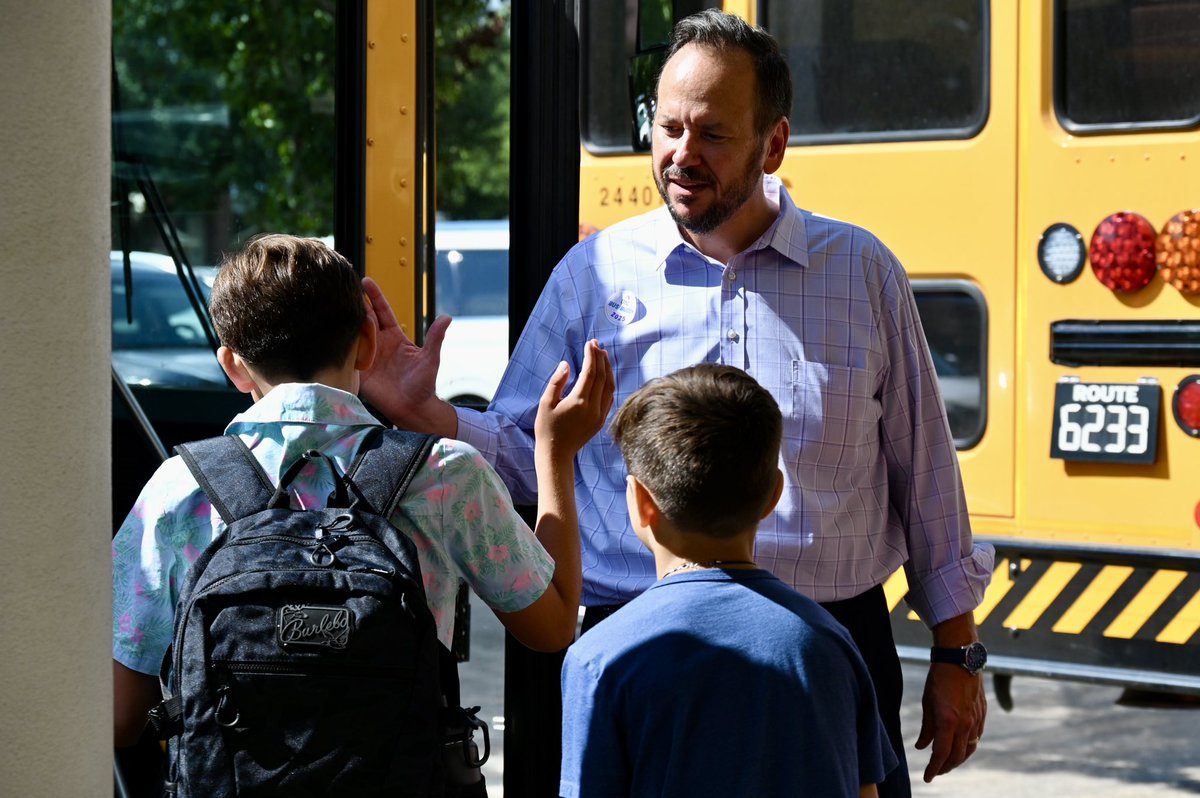 CFISDAbbie's tweet photo. @CFISDFarney @CyFairISD @tjacobsencfisd @PowerUpCafe @PowerupSuzy @Darin4PublicEd @tylerhart_htx A wonderful end to the #CFISDfirstday as Board of Trustees president @HenryForTexas helped @CFISDFarney bus riders ensure they made it to their correct @CFISDbus by volunteering with #CFISDBusBuddies! #CFISDspirit #CFISDback2school 🎉🚌 https://t.co/Xv68Wb4cRG
