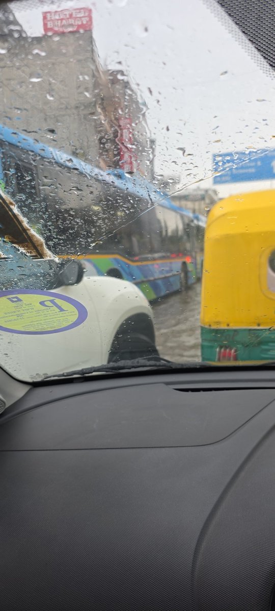 vineylohchab's tweet photo. @dtptraffic 
Traffic is not moving in Mahipalpur village. Please assign someone on duty https://t.co/1bFNwiR3L2