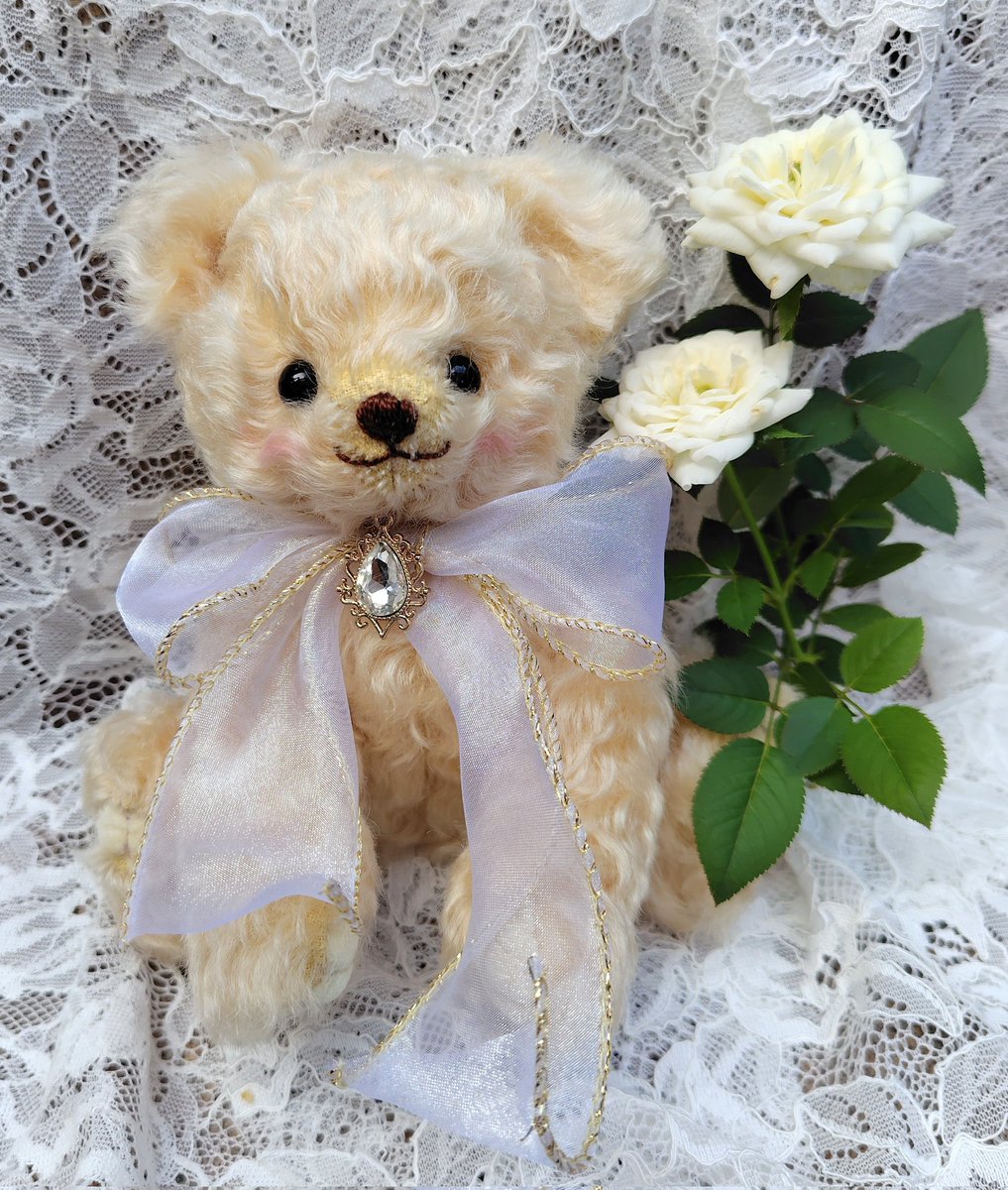 秋のテディベアコンベンションに連れていきます♡
名残の薔薇と記念撮影。　
#テディベア
#コンベンション