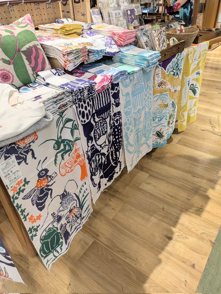 mihani_nunosome's tweet image. #てぬぐい の見本は、こんな感じで机の側面にぐるっとかけてくれています！ぜひ参考にご覧ください。この柄が欲しいなとなっても、その柄を帯のかかっている中から探すのは大変かもしれませんが…そんな時は、スタッフさんにお声がけください。よろしくお願いいたします。