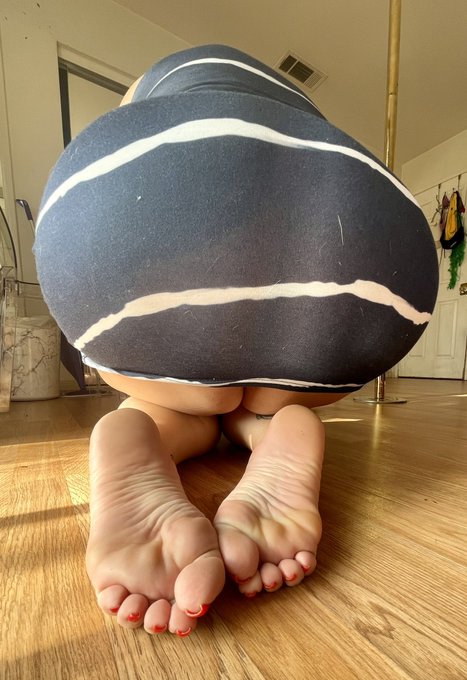 Watch Servingbarefeet's leaked NSFW photo on TwXstars