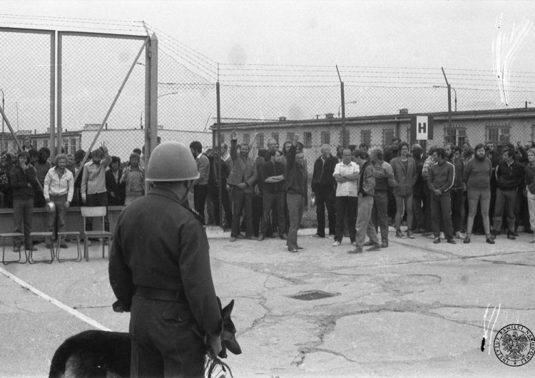 14 sierpnia 1982 roku, doszło do pacyfikacji protestu internowanych działaczy opozycji antykomunistycznej w Ośrodku Odosobnienia w Kwidzynie.
solidarnosc.org.pl/43-rocznica-po…