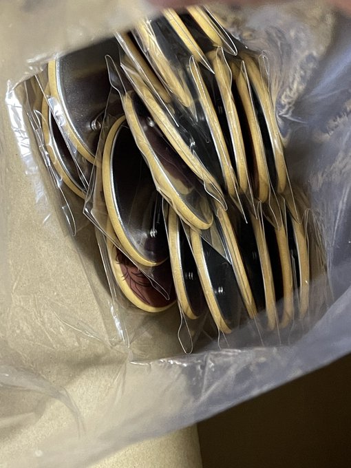 コミケの新刊セットの袋詰め作業やってるんだけど缶バッジが本当にどら焼きすぎる 