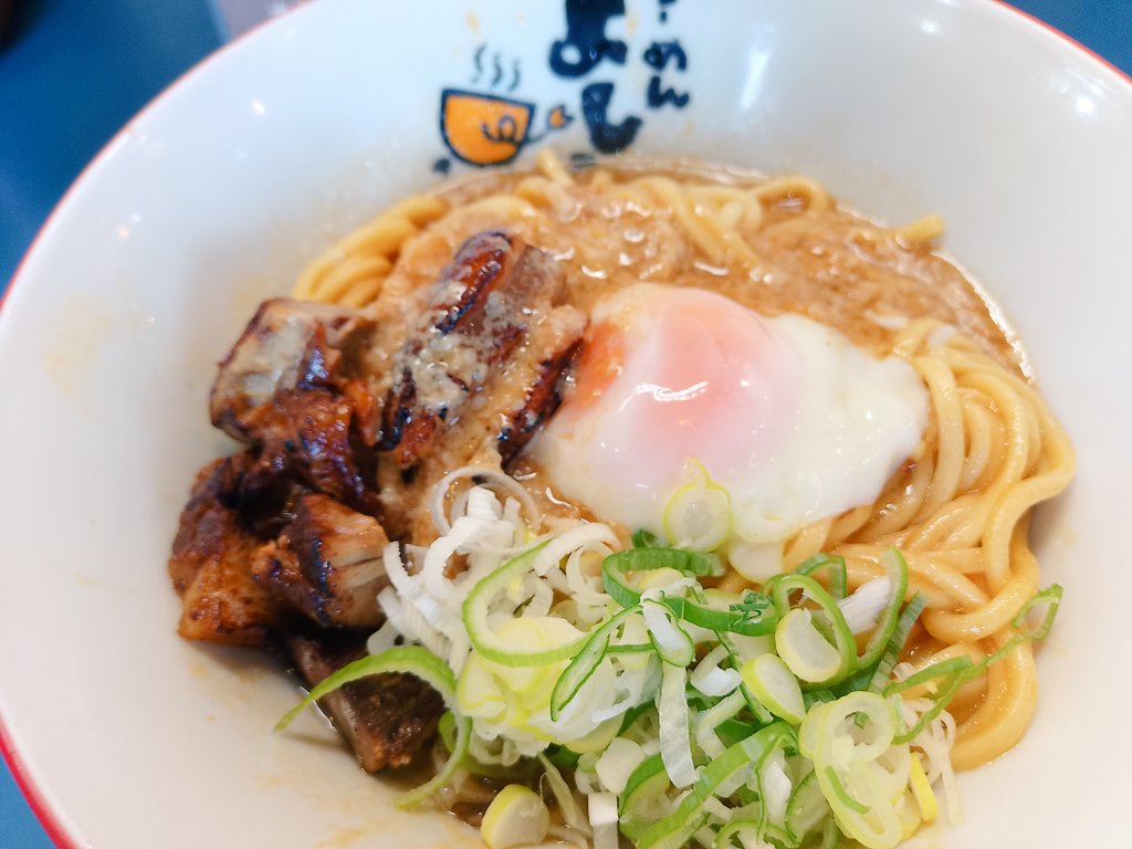 先月以来の川越市場
らーめんよし丸さん

◾︎油そば 950円

ネギ、炙りコロコロ叉焼、たまご
軽めの油とツルモチ麺
(油そばも今提供中の3層麺かな？)

今日も体と心に優しい味
ごちそうさまでしたっ