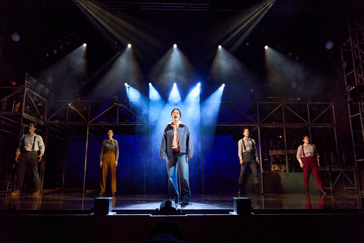 lovethemusical's tweet photo. "일방적인 작별 대신 지금의 수아가 과거의 그에게 손을 내밀어 위로하기를, 자신의 선택으로 일어난 결과를 받아들이기를, 함께 했던 가족과의 소중함을 기억하기를, 오늘을 생생하게 살고 그다운 미래를 맞이하기를, 그리고 수아 역시 자신을 참아내기를. 수아를 향한 바람은 모두를 위한 것이기도 했다. '수아'의 자리에 '나'를 넣어봐도 좋겠다."

공연 속 여성 캐릭터를 다각도로 조명하는 장경진 칼럼니스트의 칼럼이 더뮤지컬 웹사이트에 게재되었습니다. 열일곱 번째 주인공은 뮤지컬 <쇼맨_어느 독재자의 네 번째 대역배우>의 수아입니다.📷

🔗https://t.co/tnsttomrey