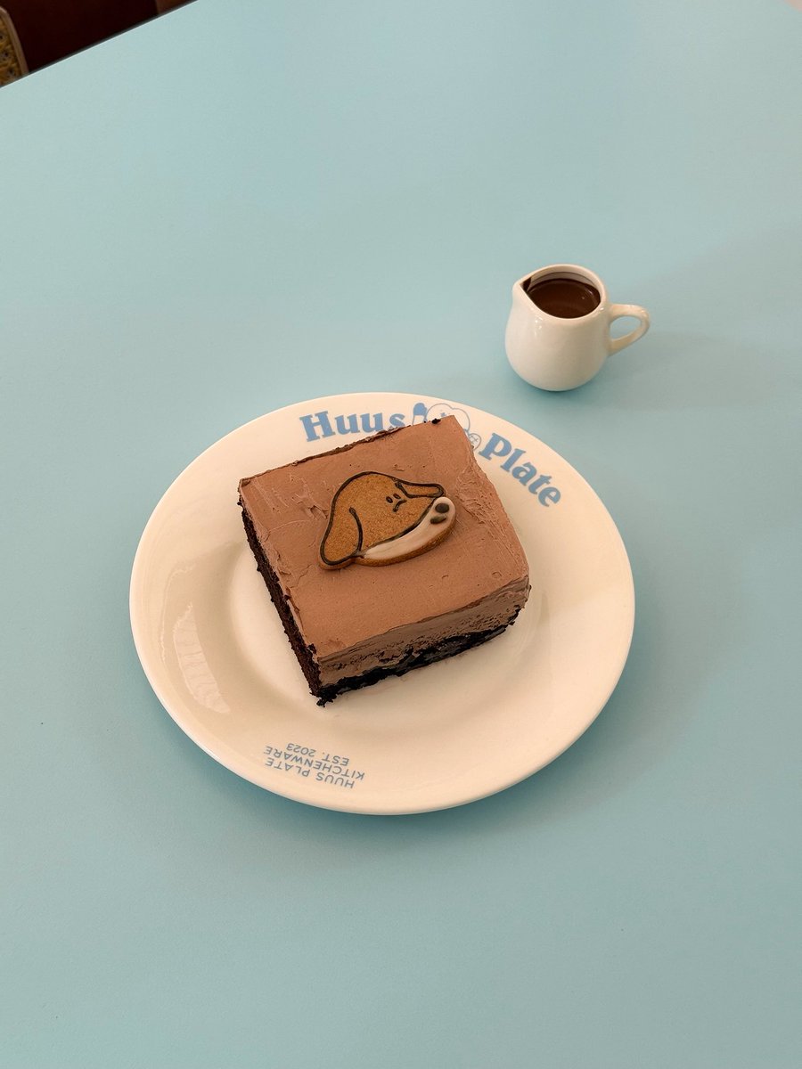 ทาสน้อง dachshund ต้องพ่ายแพ้ งานคอลแลปล่าสุดที่ Huus Plate เสิร์ฟความน่ารักแบบที่สุด น่ารักทุกมุม น้องดัชชุนตัวยาว ๆ เตี้ย ๆ มาเป็น hotdog พุดดิ้งเชอรี่แดง ช็อคโกแล็ตมิ้นท์ ดีทุกตรง