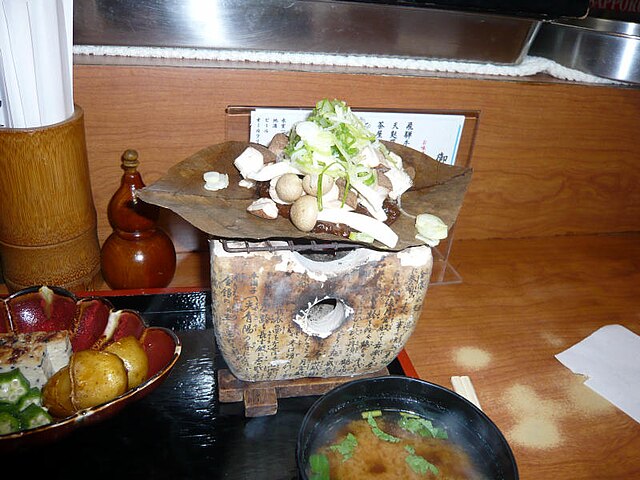 n_hotline_id's tweet photo. [Kuliner Jepang] 朴葉味噌 adalah hidangan khas Jepang yang terbuat dari pasta miso yang dibungkus daun pohon. Rasanya gurih dan unik, sempurna dinikmati dengan nasi hangat. Cobalah kelezatannya! #kulinerjepang,#makananenak,#wisatajepang https://t.co/waQGqoFSfh