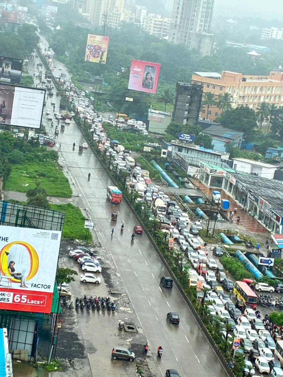 atuljnsingh's tweet image. @CMOMaharashtra @Dev_Fadnavis @DGPMaharashtra @DrSEShinde @ThaneCityPolice @ThaneTraffic real and current situation. Imagine condition of Kalyan-Shil Road ..