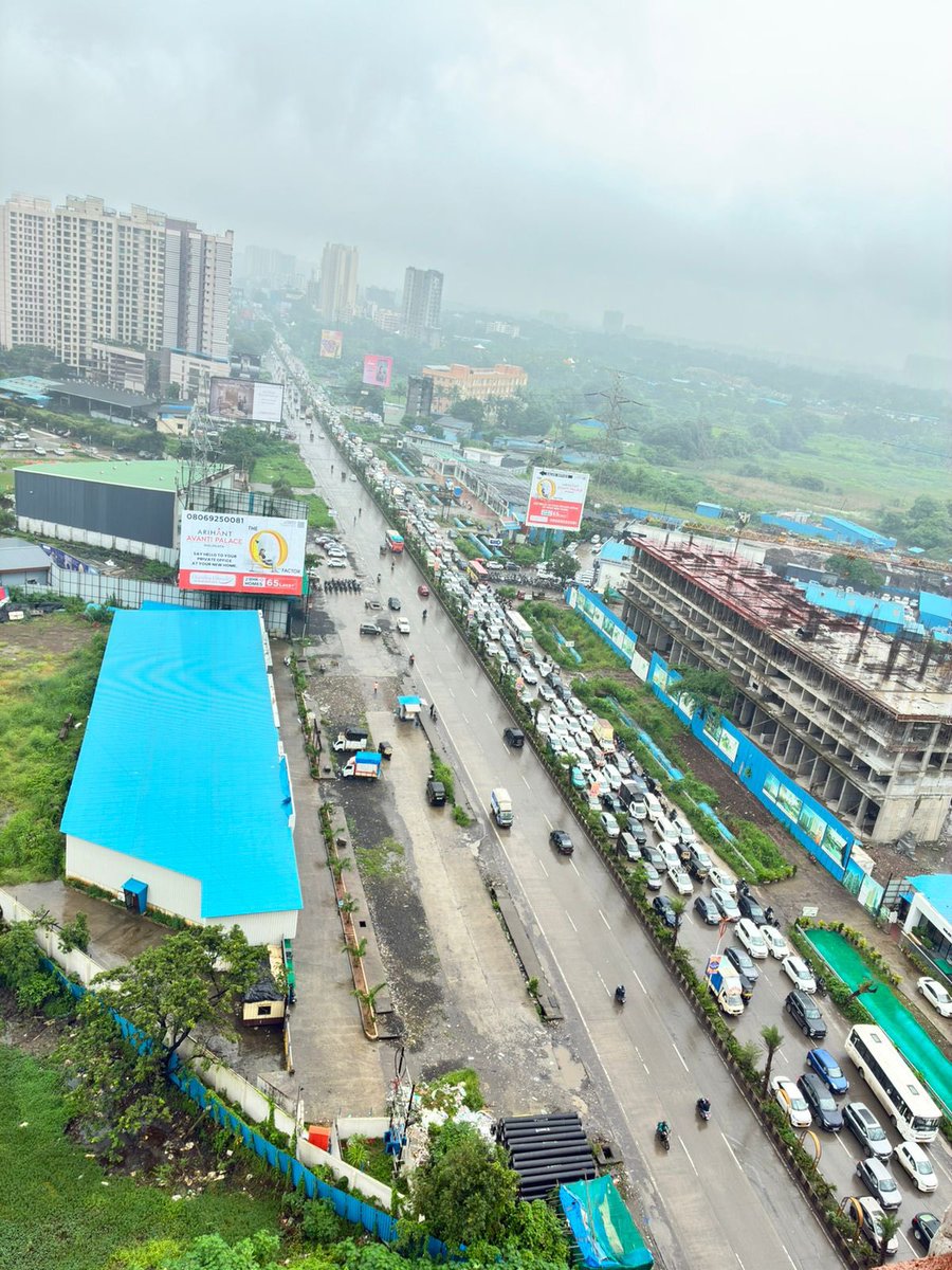 atuljnsingh's tweet image. @CMOMaharashtra @Dev_Fadnavis @DGPMaharashtra @DrSEShinde @ThaneCityPolice @ThaneTraffic real and current situation. Imagine condition of Kalyan-Shil Road ..