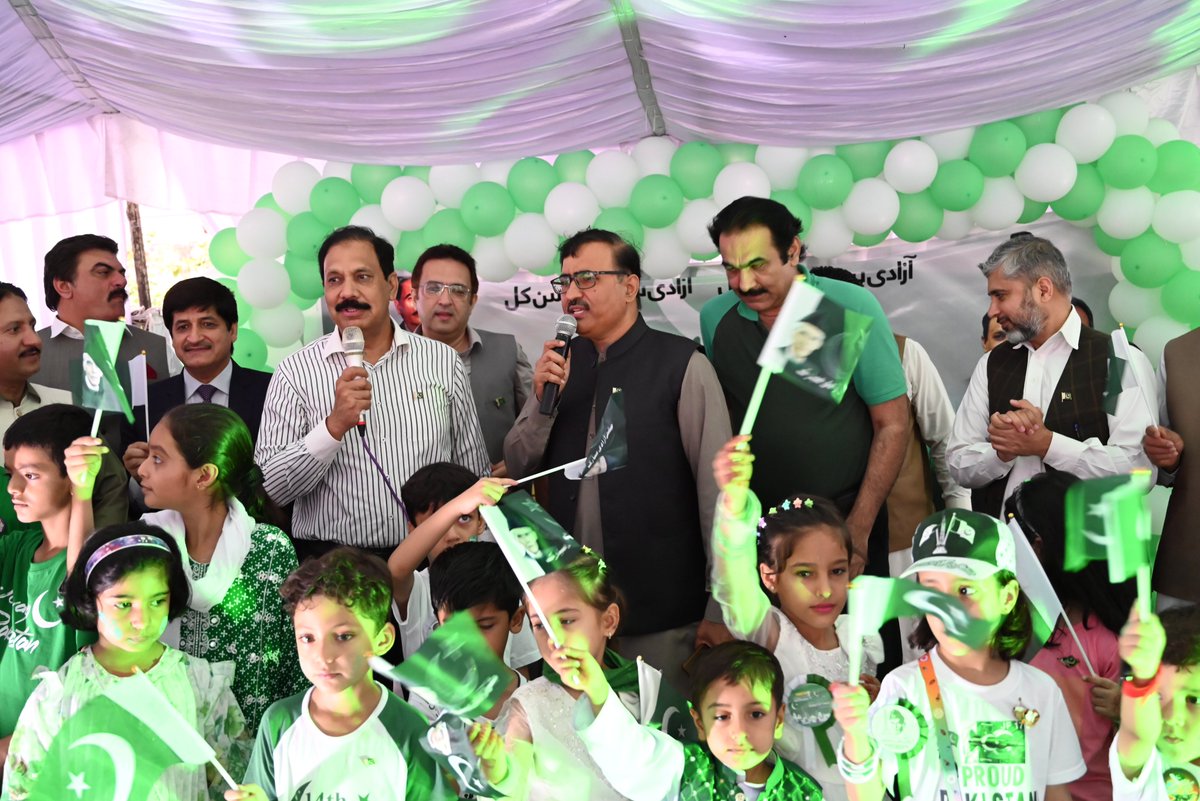 آئیسکو ہیڈ آفس میں78واں یومِ آزادی پاکستان کے موقع پر چیف ایگزیکٹو آفیسر آئیسکو انجینئر خالد محمود پرچم کشائی کر رہے ہیں- 
#iesco #iescoofficialpk #media #JashneAzadi <a href="/MoWP15/">MOE- Power Division, Government of Pakistan</a>