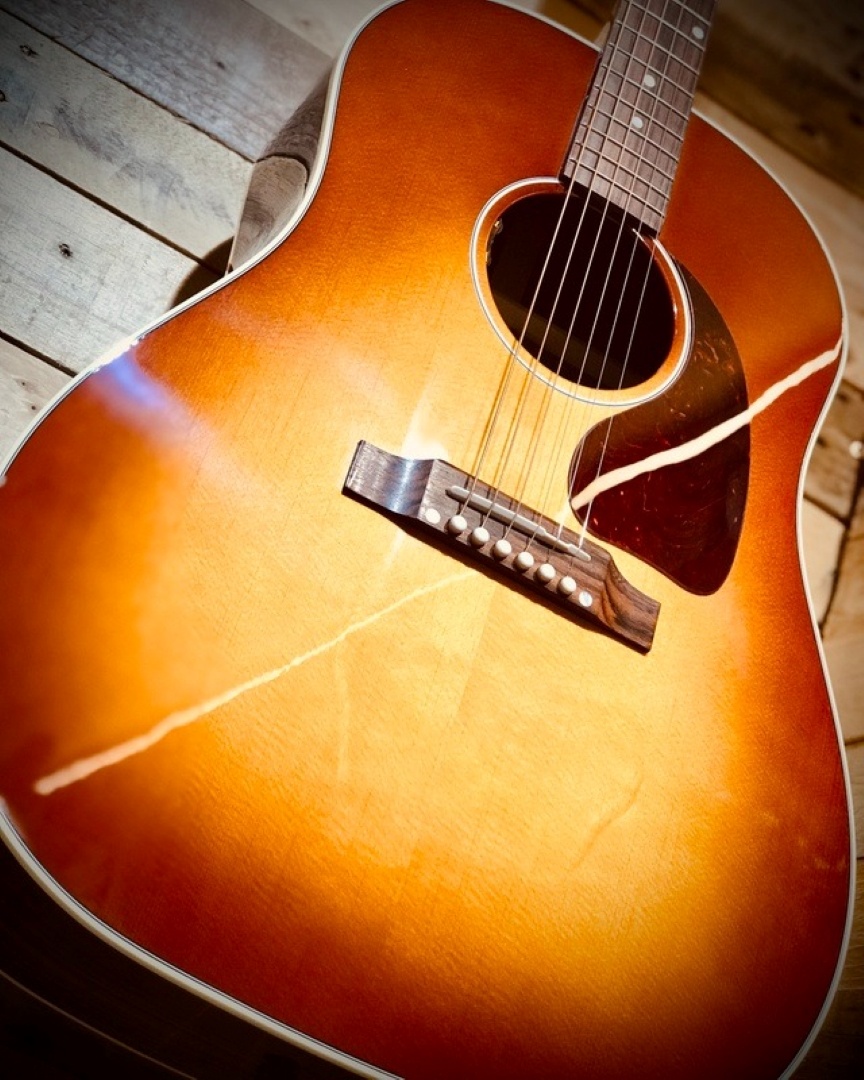 cookesnorwich's tweet photo. The legendary J-45, Gibson’s best-selling acoustic of all time, has earned its nickname “The Workhorse” since its debut in 1942. As the foundation of Gibson’s round-shoulder dreadnought lineup, it’s revered for its balance, warmth, and reliability
.
https://t.co/LjIDs7ZMP2 https://t.co/bifOeyJZNS