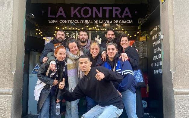 🎶 La festa comença a la Vila de Gràcia de #Barcelona!

📌Al cor de la vila hi ha un nou punt #pamApam: LaKontra, un bar musical cooperatiu amb pura ànima gracienca

🔗 El trobareu a la plaça del Sol... i ara també mapa de referència de l'ESS
pamapam.cat/directori/lako…