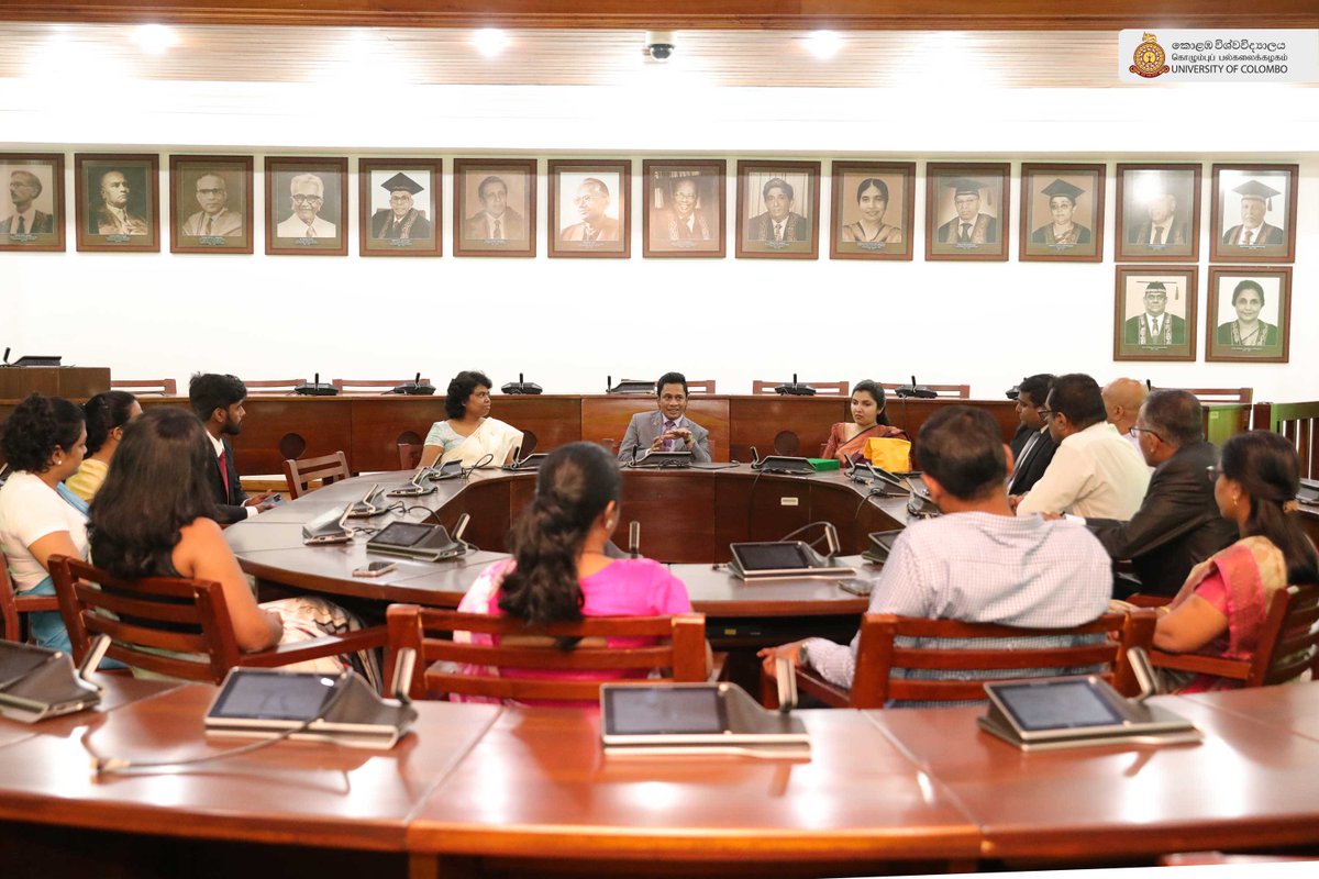 ColomboUni's tweet image. The Department of Finance signs an MoU with Senfin Securities to bridge the gap between academic learning and real-world industry practice in capital markets.
cmb.ac.lk/department-of-…
#SenfinSecurities #CapitalMarkets #IndustryCollaboration #HigherEducation #ResearchPartnership