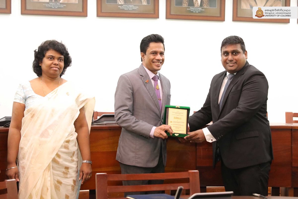 ColomboUni's tweet image. The Department of Finance signs an MoU with Senfin Securities to bridge the gap between academic learning and real-world industry practice in capital markets.
cmb.ac.lk/department-of-…
#SenfinSecurities #CapitalMarkets #IndustryCollaboration #HigherEducation #ResearchPartnership