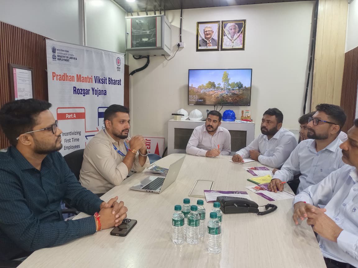 LabourMinistry's tweet photo. The Pradhan Mantri Viksit Bharat Rozgar Yojana is reshaping India’s employment landscape. Nationwide awareness programmes are directly engaging with employees and employers to highlight the scheme’s benefits and opportunities.
#MoLE #LabourMinistryIndia https://t.co/1MKxKvWMgp