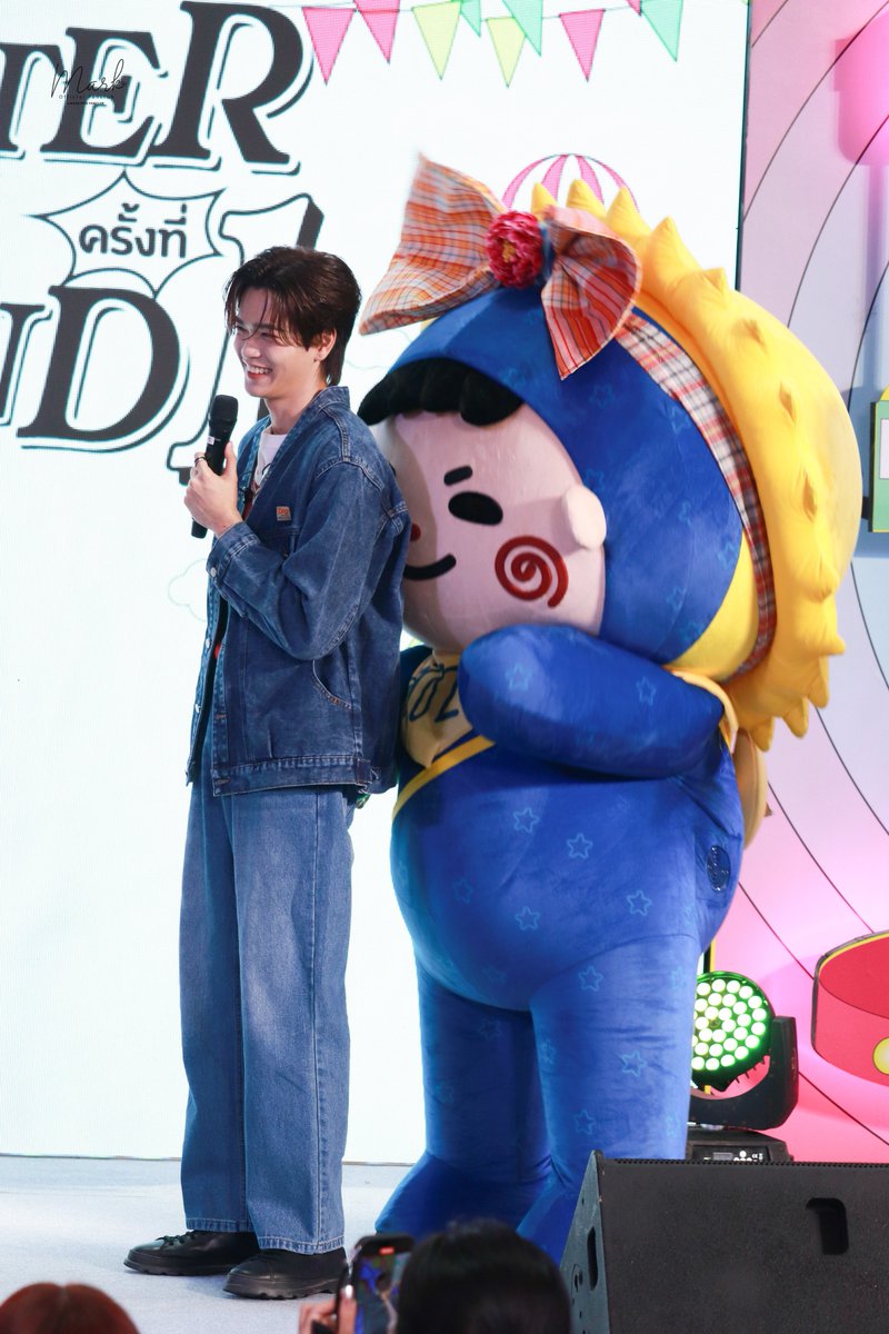 markjrtnfanclub's tweet photo. 250814 แด๊ดดุ โม่ขอแอบหลังด๊า

JUNIORMARK TIME WITH JUMMO
#CharacterFestXJM
#CharacterFestThailandxGMMTV
#markjrtn #JuniorMark #JUMMO https://t.co/rNRCg8ZYvB