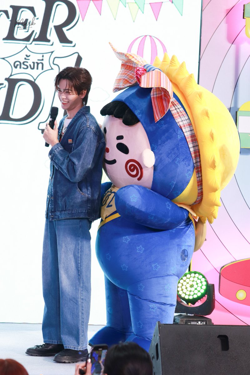 markjrtnfanclub's tweet photo. 250814 แด๊ดดุ โม่ขอแอบหลังด๊า

JUNIORMARK TIME WITH JUMMO
#CharacterFestXJM
#CharacterFestThailandxGMMTV
#markjrtn #JuniorMark #JUMMO https://t.co/rNRCg8ZYvB