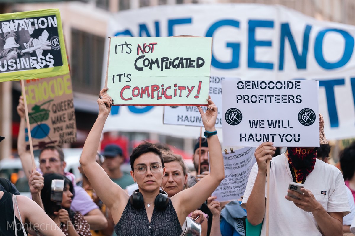 Montecruzfoto's tweet photo. 2/2 A group of anti-Zionist Jewish activists, Israelis, and anti-pinkwashing queers, organized a protest against the Gila & Nancy restaurant's opening for the second time and it was successfully cancelled again.
#B1308 #StopFeedingGenocide #berlinprotests https://t.co/DXIw0aQNUN