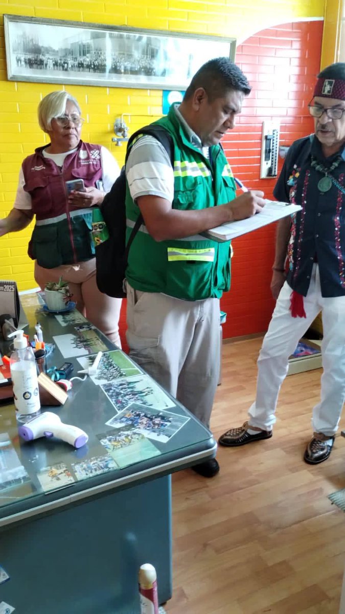 evelyn_parraA's tweet photo. 🚧🤝 En VC seguimos atendiendo a vecinos afectados por las lluvias. Con Gobierno Central y aseguradora, realizamos censos para que cada familia reciba el apoyo necesario. 🌧🏠 #VCTrabaja #ApoyoALaComunidad #LluviasCDMX https://t.co/zuIyhG6r49