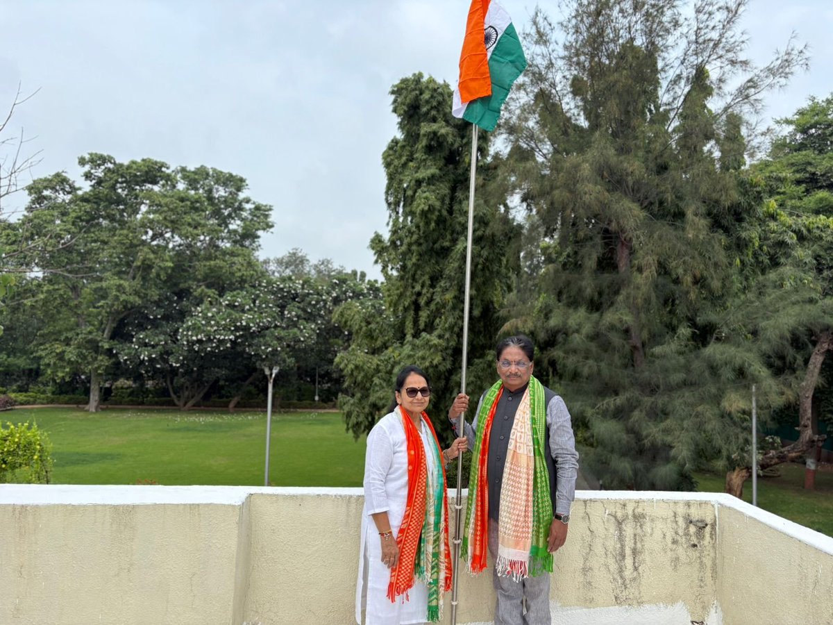 irushikeshpatel's tweet photo. આજ 'હર ઘર તિરંગા' અભિયાન અંતર્ગત ગાંધીનગર નિવાસસ્થાને તિરંગો લહેરાવ્યો.

આદરણીય વડાપ્રધાનશ્રી @narendramodi  સાહેબના નેતૃત્વમાં શરૂ થયેલું 'હર ઘર તિરંગા' અભિયાન સૌને એકતાના તાંતણે બાંધી રાષ્ટ્રભાવનાને સશક્ત બનાવે છે. જનઅભિયાન બનેલું હર ઘર તિરંગા અભિયાન દેશવાસીઓની એકતા, સૈન્ય પ્રત્યે સન્માન અને વિકસિત ભારતના સંકલ્પમાં રાષ્ટ્રહિત પ્રથમના સંકલ્પને વધુ મજબૂત કરે છે.
#HarGharTiranga2025