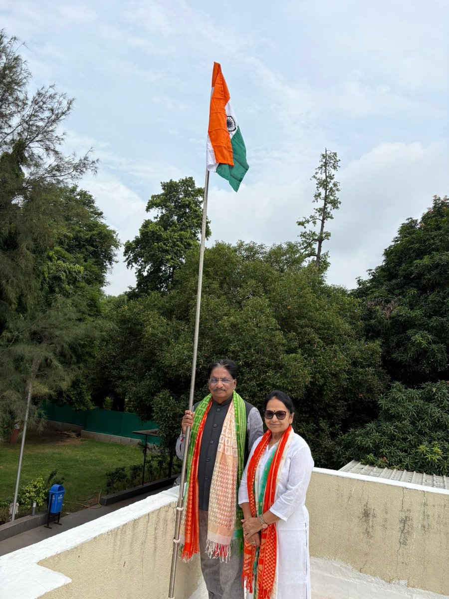 irushikeshpatel's tweet photo. આજ 'હર ઘર તિરંગા' અભિયાન અંતર્ગત ગાંધીનગર નિવાસસ્થાને તિરંગો લહેરાવ્યો.

આદરણીય વડાપ્રધાનશ્રી @narendramodi  સાહેબના નેતૃત્વમાં શરૂ થયેલું 'હર ઘર તિરંગા' અભિયાન સૌને એકતાના તાંતણે બાંધી રાષ્ટ્રભાવનાને સશક્ત બનાવે છે. જનઅભિયાન બનેલું હર ઘર તિરંગા અભિયાન દેશવાસીઓની એકતા, સૈન્ય પ્રત્યે સન્માન અને વિકસિત ભારતના સંકલ્પમાં રાષ્ટ્રહિત પ્રથમના સંકલ્પને વધુ મજબૂત કરે છે.
#HarGharTiranga2025